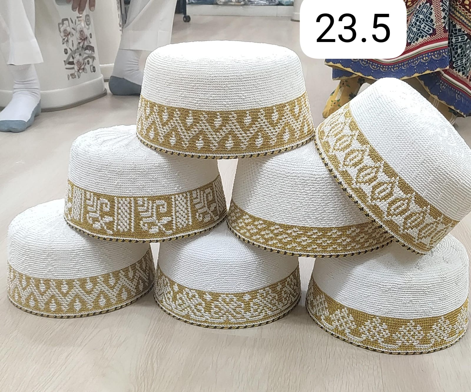  White Topi